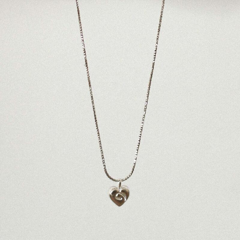 [synesthetic pcs] Tiny heart necklace