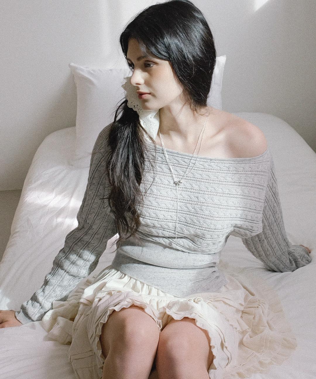 쿨키튼 [✨🪽여신핏/허리라인 포인트] 버튼 셔링 러치드 오프숄더 데일리 니트 상의 풀오버