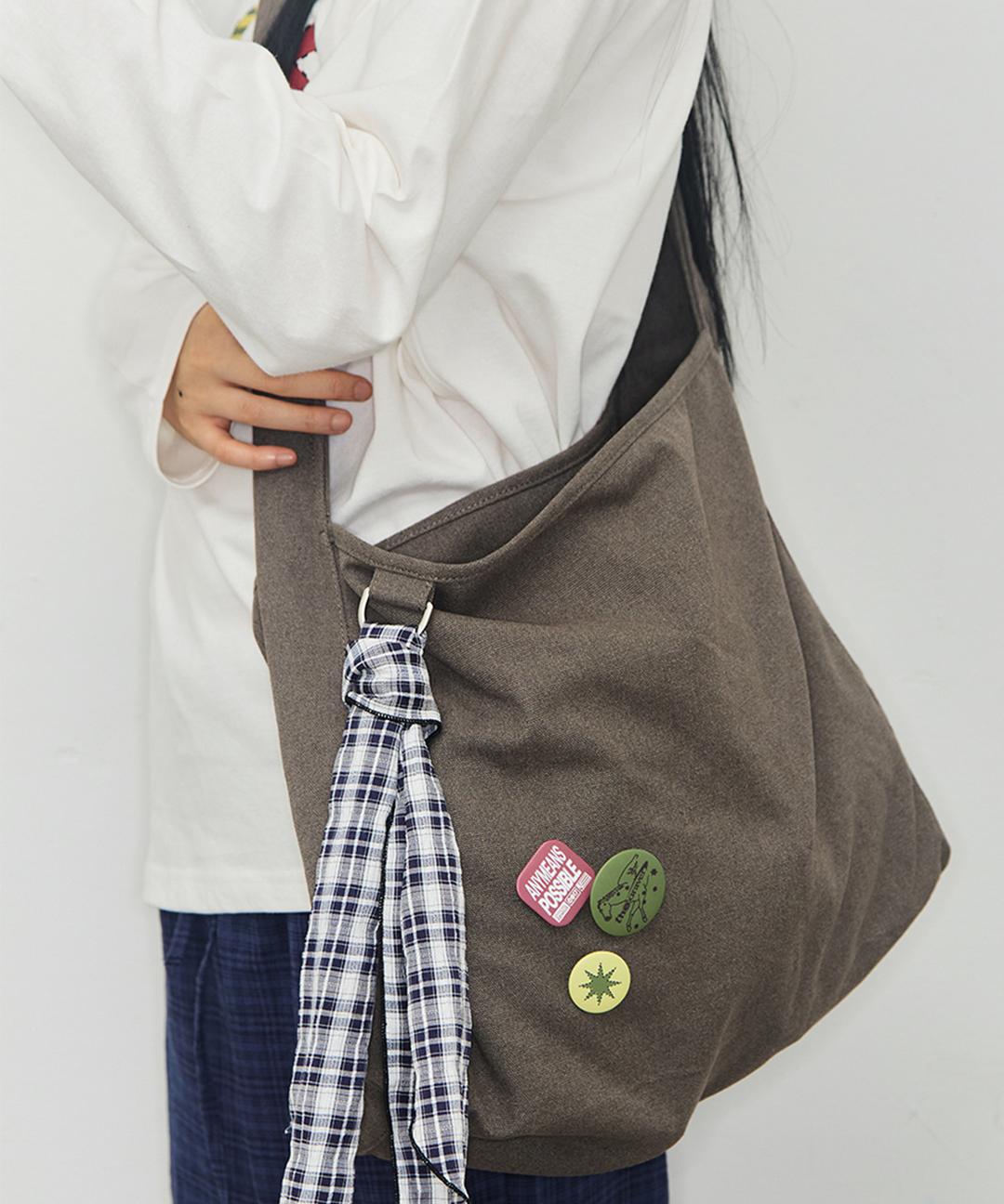 [UNISEX]코튼 캔버스 뱃지 크로스백_브라운