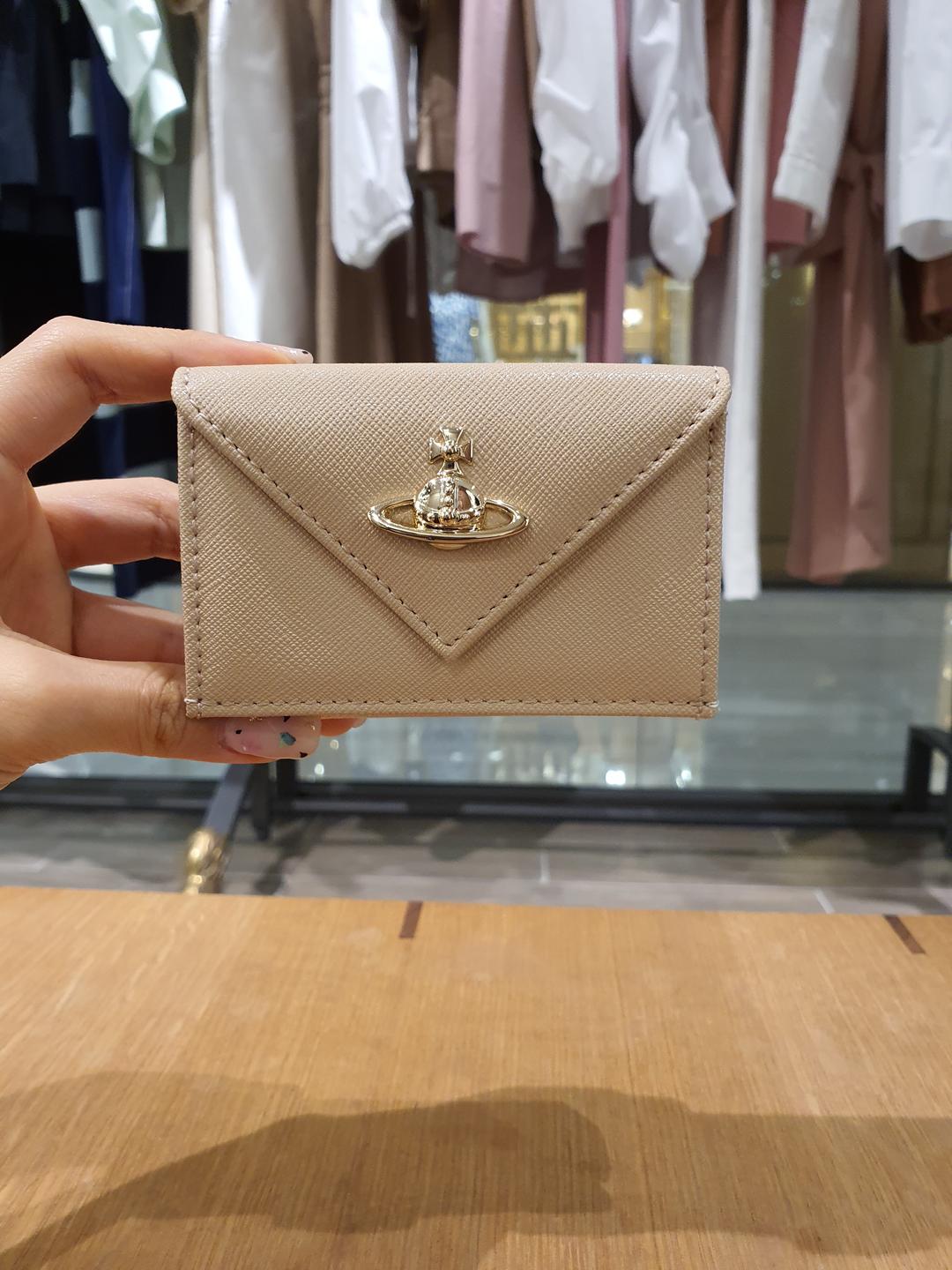 [비비안웨스트우드] (VMSCWA2039 11) VICTORIA ENVELOPE BILLFOLD WITH PO 빅토리아 엔벨롭 빌폴드 포켓 반지갑 베이지