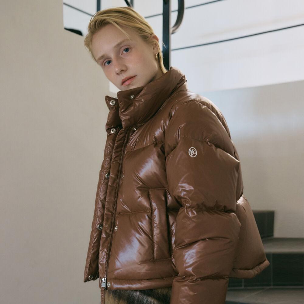 W CIRCLE LOGO DUCK DOWN GLOSSY CROP PUFFER brown