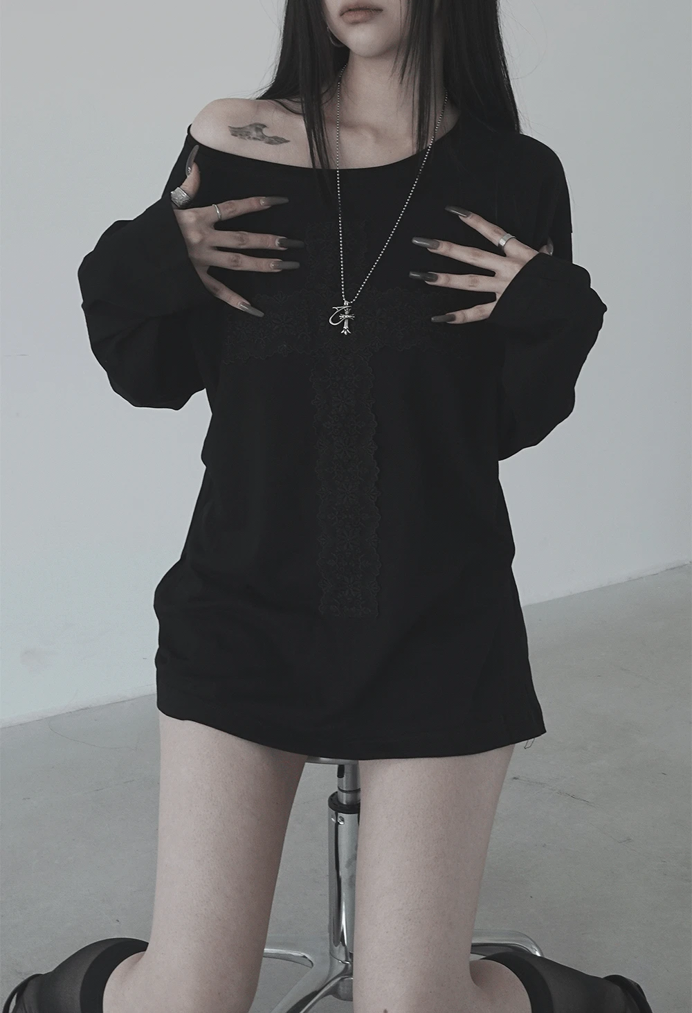 loose fit lace cross off shoulder T