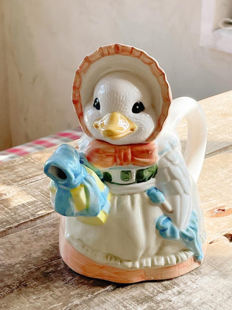 Bonnet duck teapot