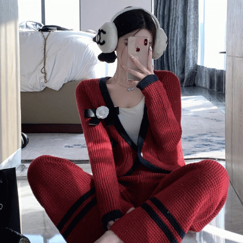 [가을신상/가을투피스/데이트룩] 브이넥 배색 레드 블랙 플라워 브로치 긴팔 스웨터 니트+하이웨이스트 배색 라인 니트 일자바지 롱팬츠 투피스 셋업 세트 가을신상 가을투피스 가을세트 데이트룩 캠퍼스룩 여행룩 소풍룩 파티룩