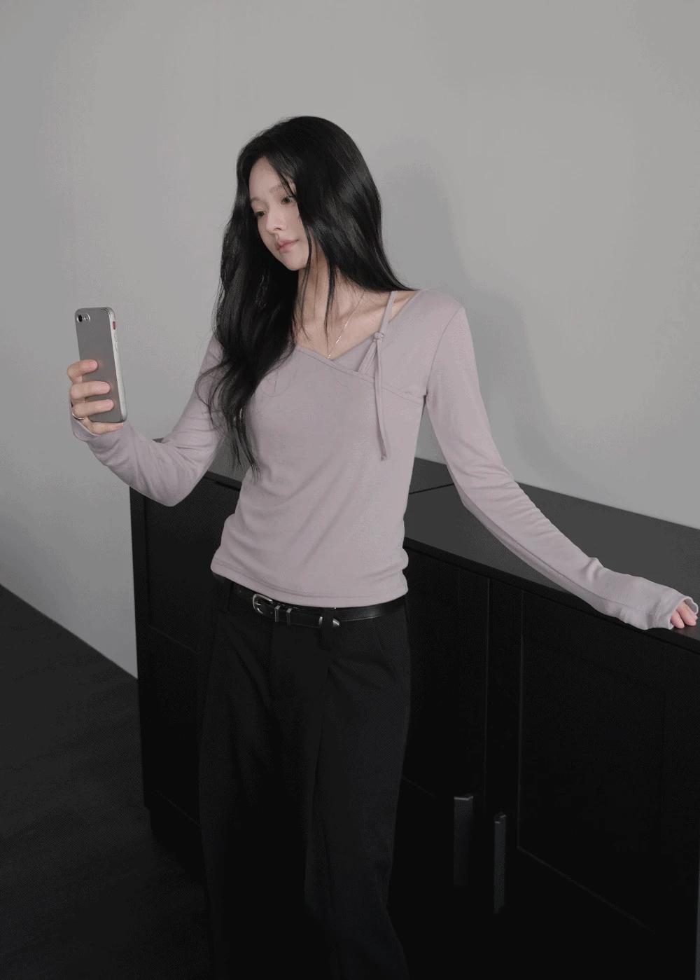 멀튼 브이넥 벨티드 랩 티셔츠