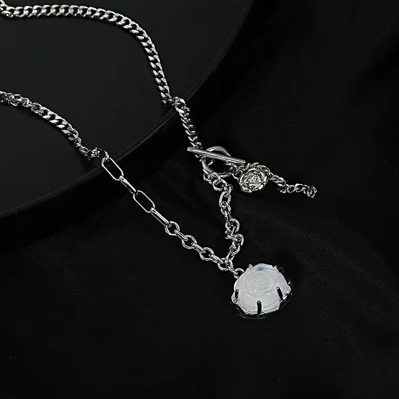 Light luxury necklace female senior sense of fashion stitching chain flower accessories South Korea ins niche design sense clavicle chain - necklace