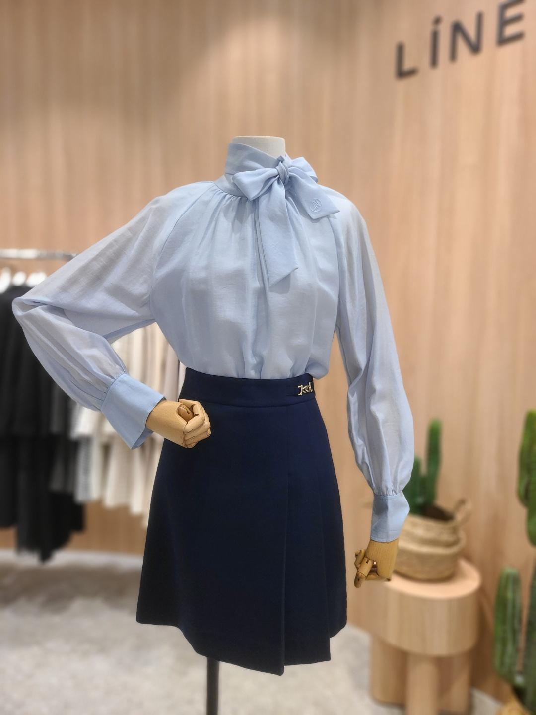 [라인어디션] (N642) 백리본 포인트 글로시 블라우스 NWBLLA0300