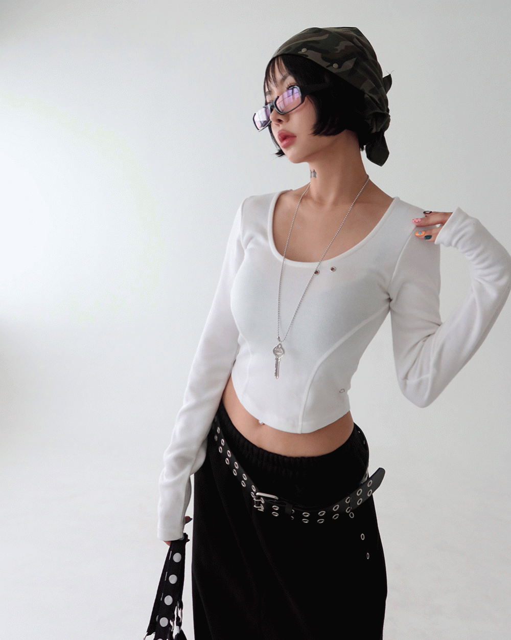 딜라잇제이 펀칭 아일렛 긴팔 티셔츠 (슬림핏 스터드 굴림 유넥)