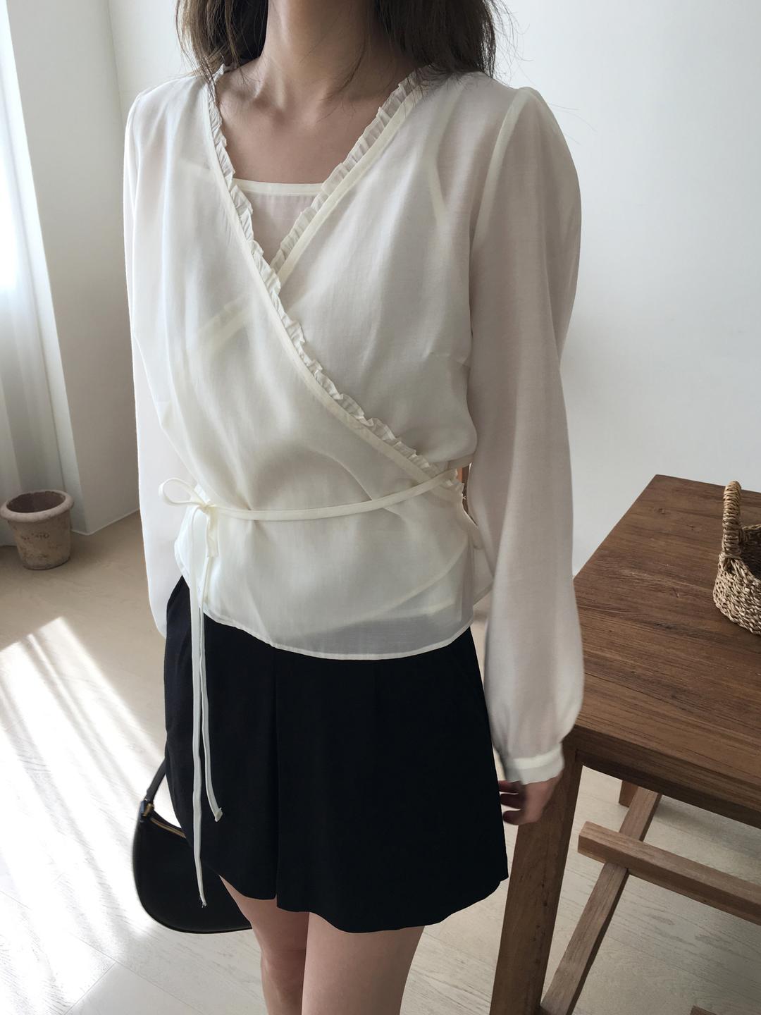 노비야카 And wrap layered blouse (Ivory, gray)