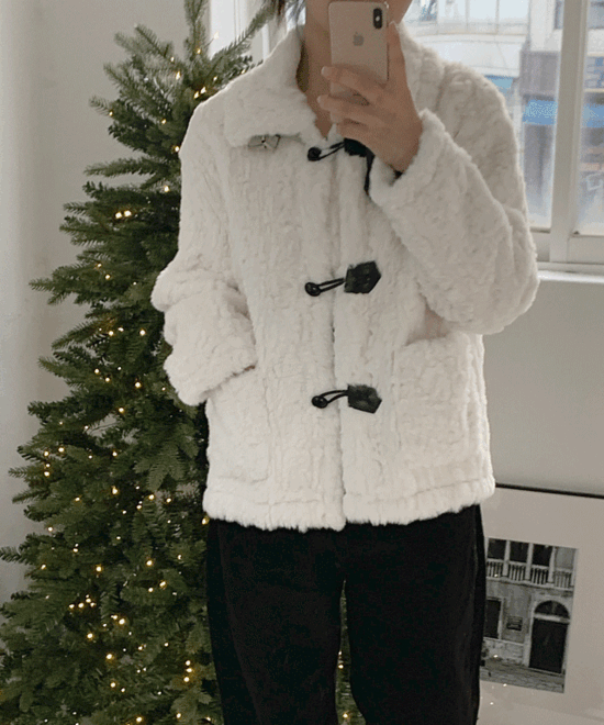 하이피치 [연말룩🎄/고퀄] 유카, 더플 하이넥 카라 떡볶이 버튼 아우터 털 퍼 자켓 (2color)