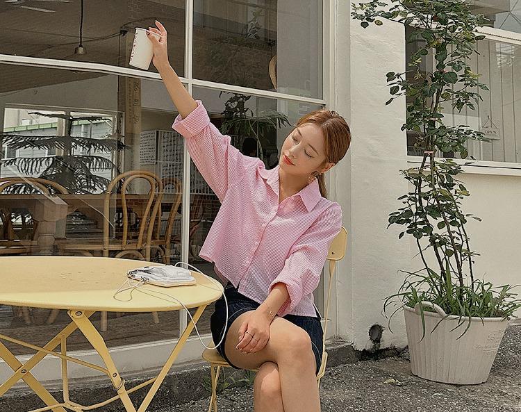 [3천5백장 돌파✨] 퍼페티 오버핏 스트라이프 크롭 썸머 셔츠( 여름 신상 썸머룩 데일리룩 여행룩 휴가룩 여름아우터 커프스 얇은셔츠 여름긴팔셔츠 세미크롭 카라넥 루즈핏 빅사이즈 꾸안꾸 살안타템 교복템 편안한 가벼운 시원한 )