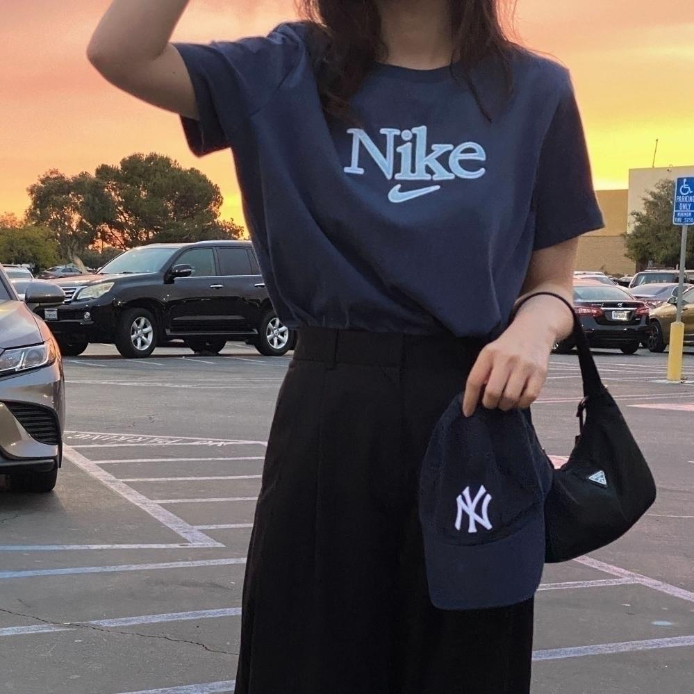 나이키 여성 벨벳 레터링 로고 반팔티