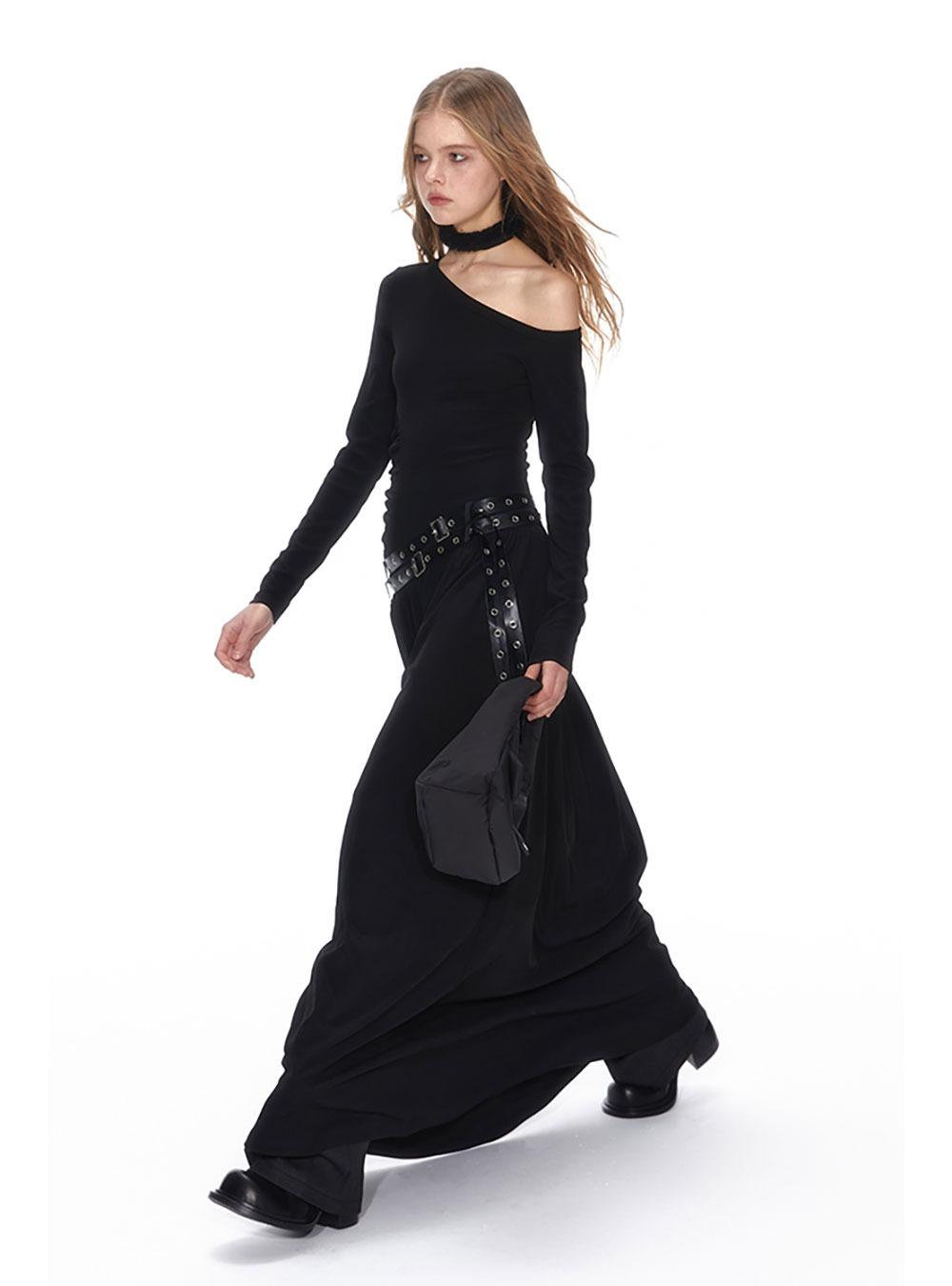 Knitted long pleated dress without shoulder straps