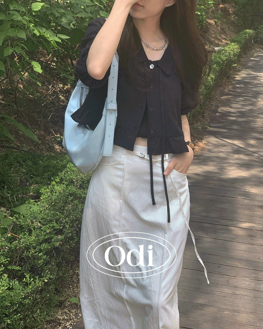 [Made] 리브가 플라워 자개단추 브이넥 카라 블라우스 (2컬러)