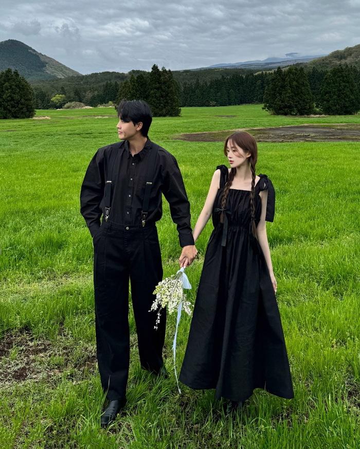 엄라이브 *단독[블랙 웨딩 시밀러룩] 셀프웨딩 블랙 원피스 커플수트 남자 코튼 긴팔 와이셔츠 리본 롱원피스 제주도 스냅 웨딩스냅 데이트룩 커플룩 시밀러룩 리마인드 웨딩 유색 드레스