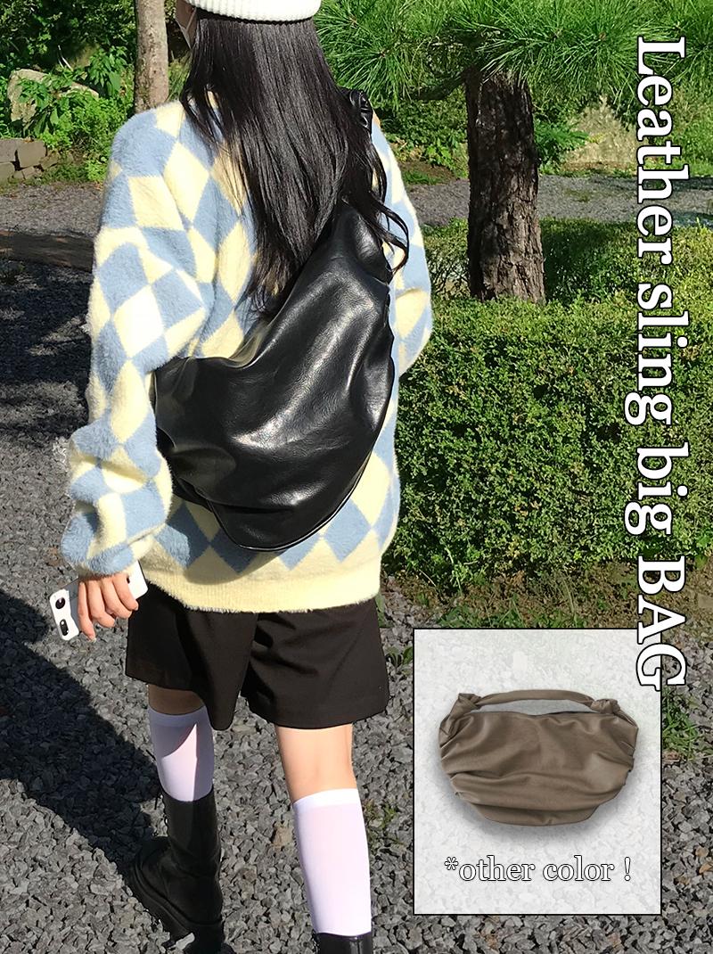 LEATHER SLING BIG BAG (beige / black)