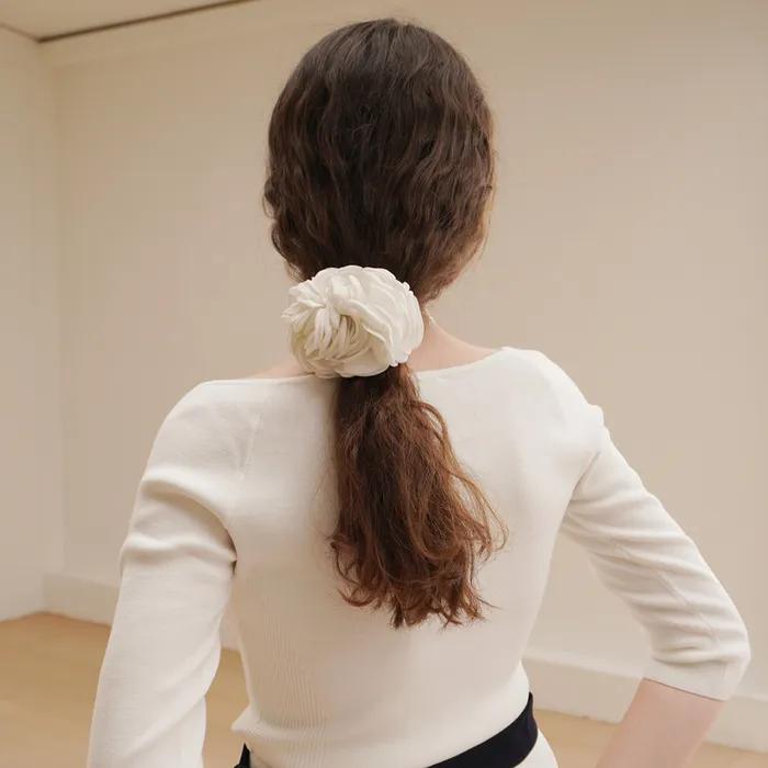 화이트 카멜리아 스크런치