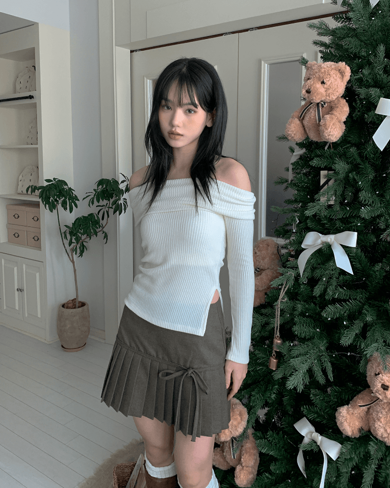 코지 슬릿 오프숄더 티셔츠