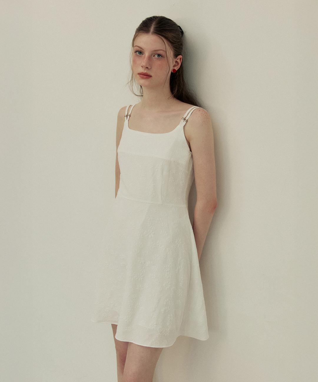 어다울 Embo flower pattern twin strap mini dress - white