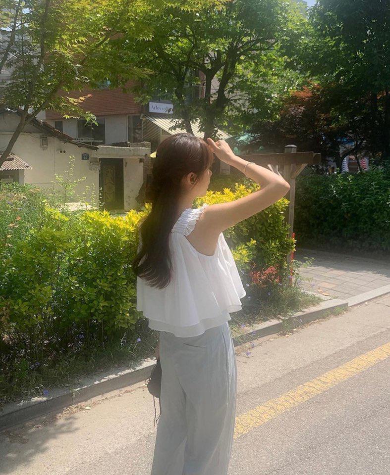 아워페이브 리터 허쉬 프릴 슬리브리스 블라우스