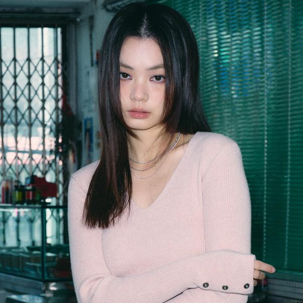 데미지드 브이넥 리브드 니트 [스킨 핑크]