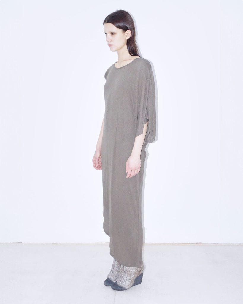 KHAKI DRESS WITH ASYMMETRICAL SLEEVES - Anemonia