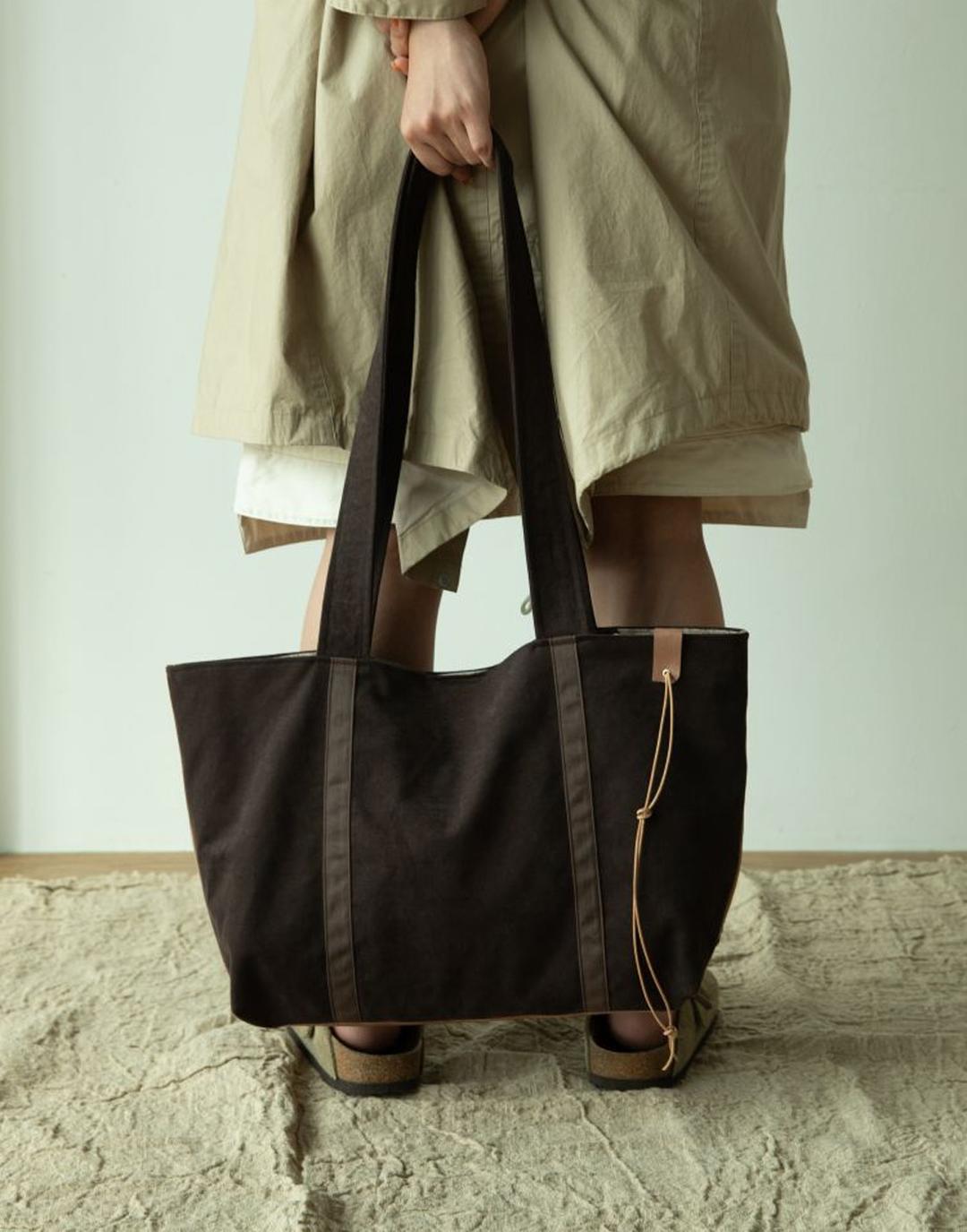 Room Tote (Brown)