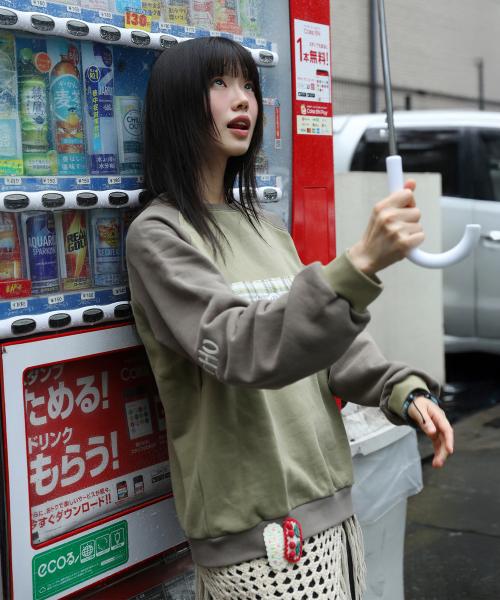 WXT065 코이비토 레글런 아플리케 맨투맨 (KHAKI)