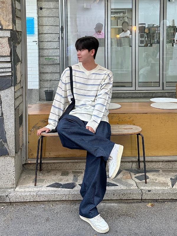 레비 스트라이프 브이넥 니트
