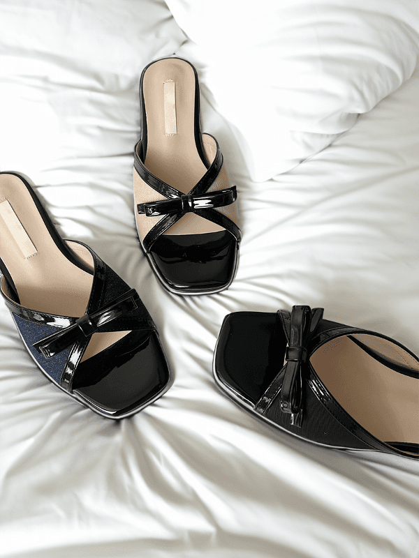 슈렐라 러블리 스퀘어 배색 리본 에나멜 패브릭 여성 여름 발편한 쿠션 슬리퍼 1.5cm