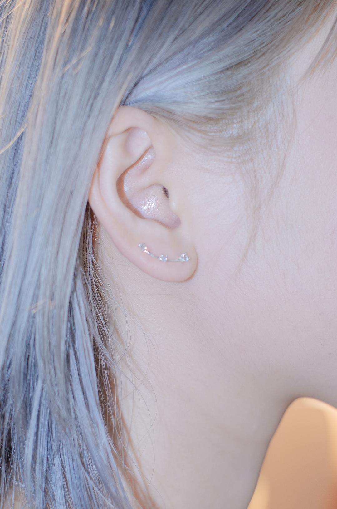 Shining ear-climber