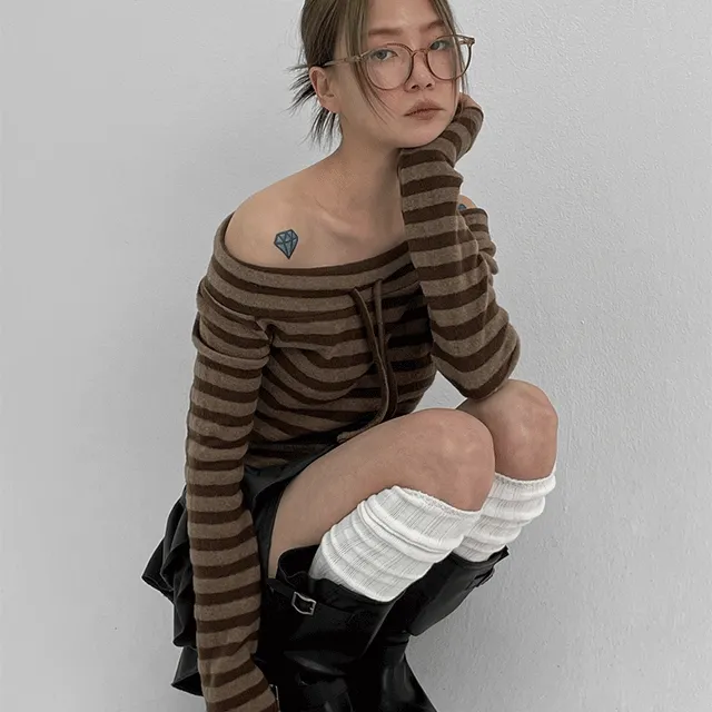 테몽 스트라이프 오프숄더 긴팔티 [줄무늬 패턴 상의 보트넥 데일리 슬림 끈 포인트]