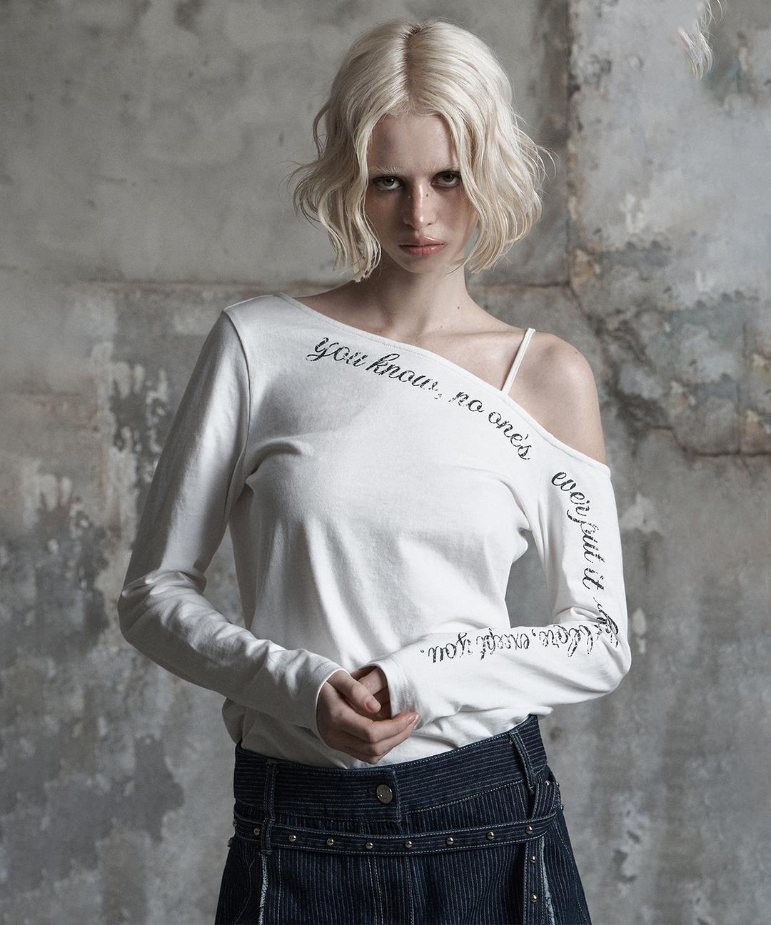 [W] DROPZ ONE-SHOULDER LETTERING SLEEVE - IVORY