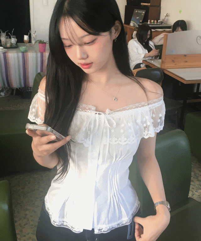 [문의폭주/인기] 레이스 리본 오프숄더 슬림 블라우스