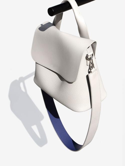 다나 토트&숄더 플랩백 라이트그레이