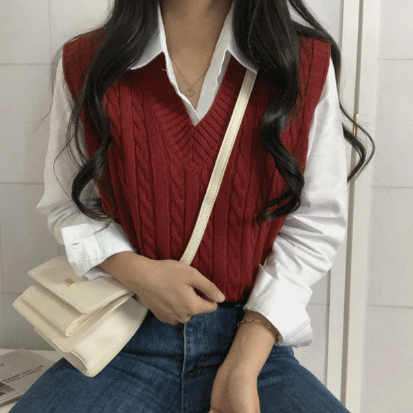 [무배] 바이브 꽈배기 브이넥 니트 조끼