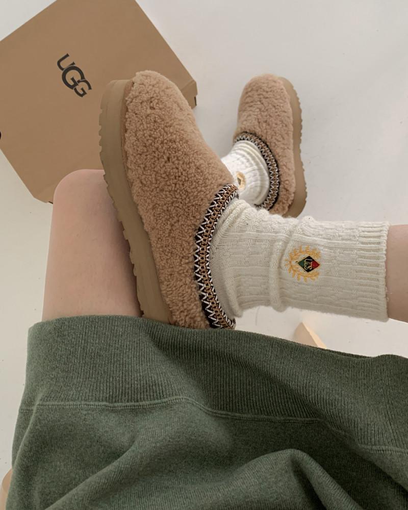 어그 키즈 타즈 맥시 컬리 양털 플러시 슬리퍼