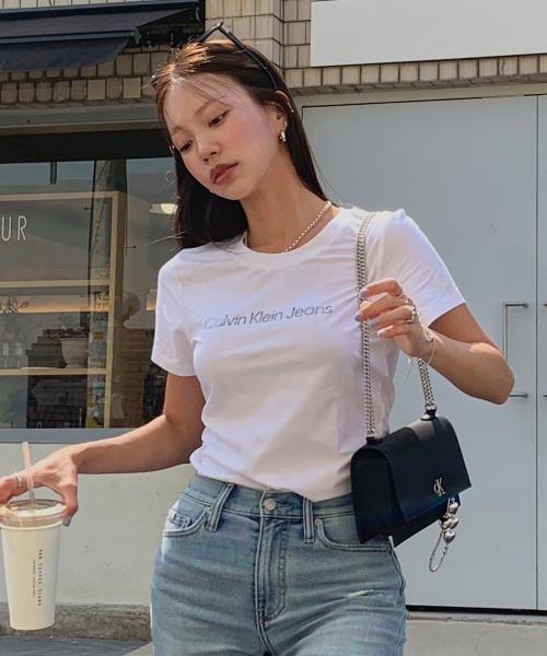 캘빈클라인 진(CALVIN KLEIN JEANS)  2color 여 슬림핏 인스티튜셔널 로고 반팔 티셔츠 (화이트블랙) J223860 - 사이즈 & 후기 | 무신사