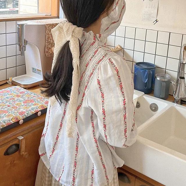 줄무늬꽃 리본 블라우스