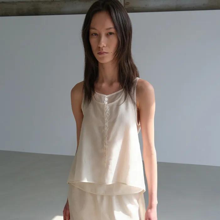 SEE-THROUGH BUTTON LOOP TOP_CREAM [LW262BL02CR]