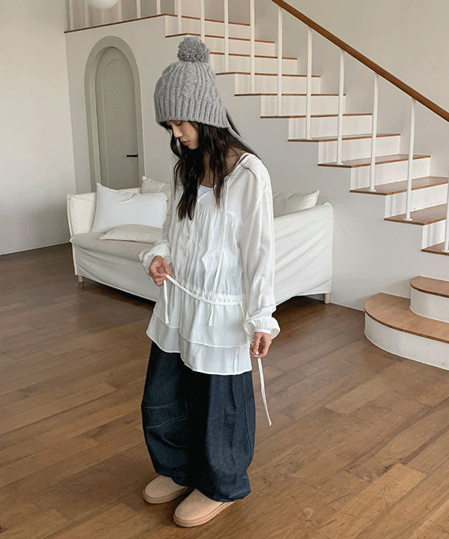 데일리쥬 비기닝 레이어드 프릴 브이넥 블라우스