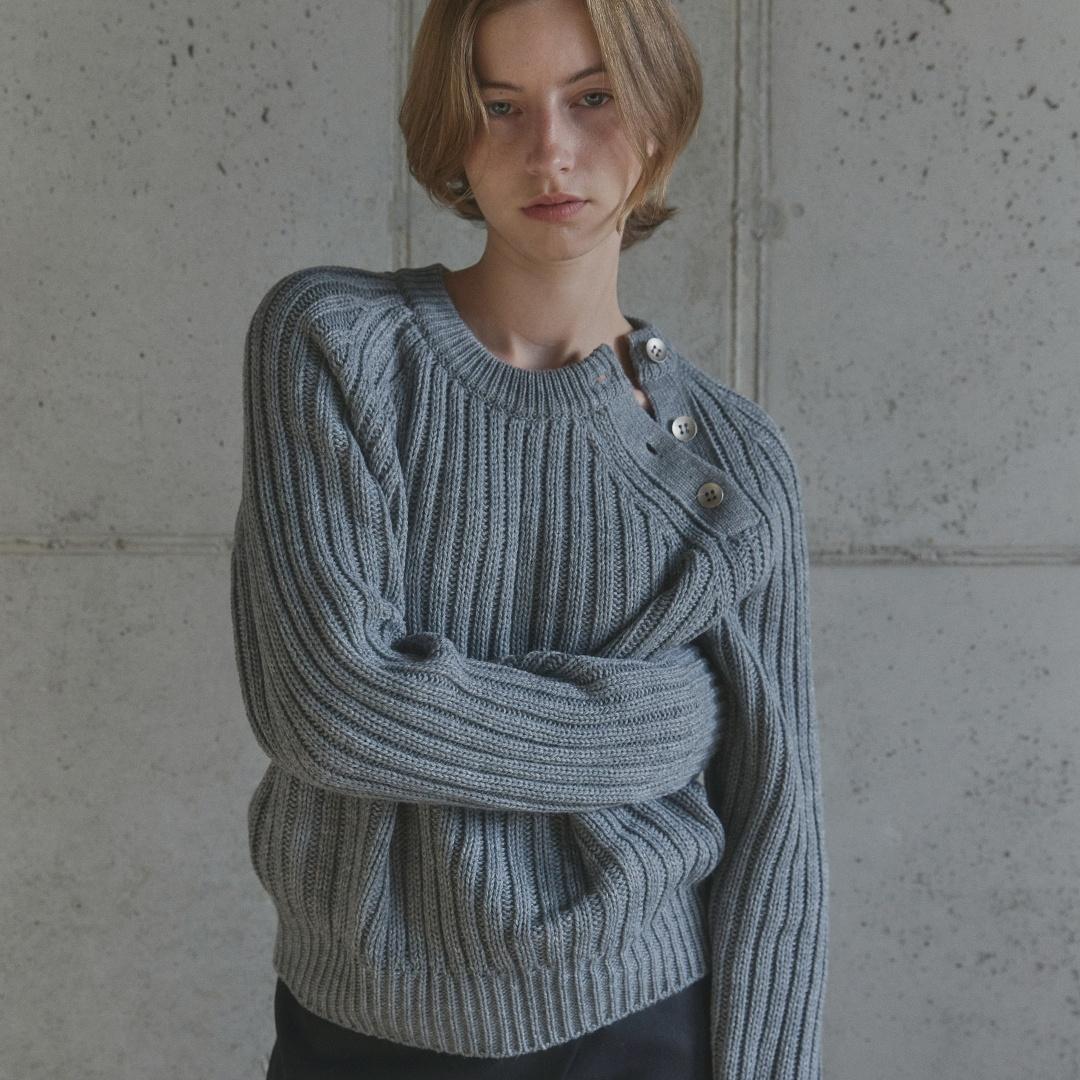 ROUND NECK BUTTON KNIT / GRAY