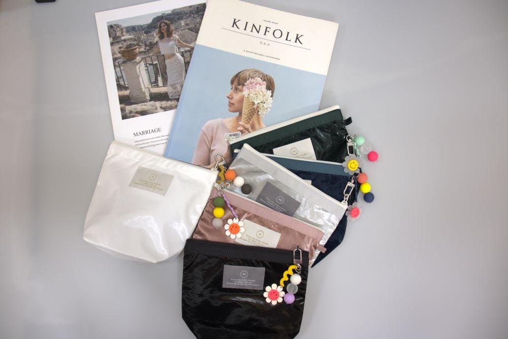 세련된 디자인에 적당한 크기를 갖춘 파우치