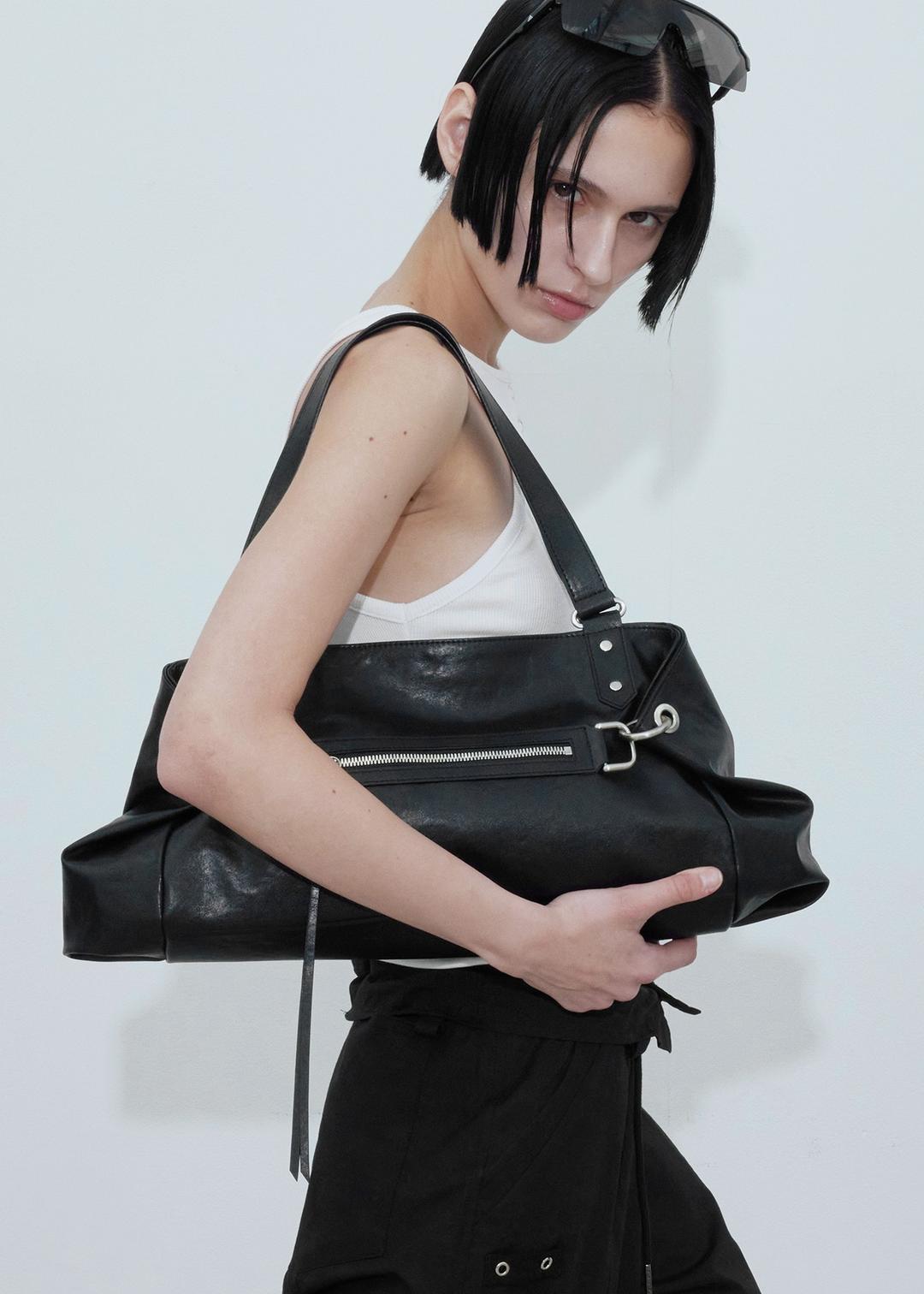 FOLDED SHOULDER BAG, BLACK