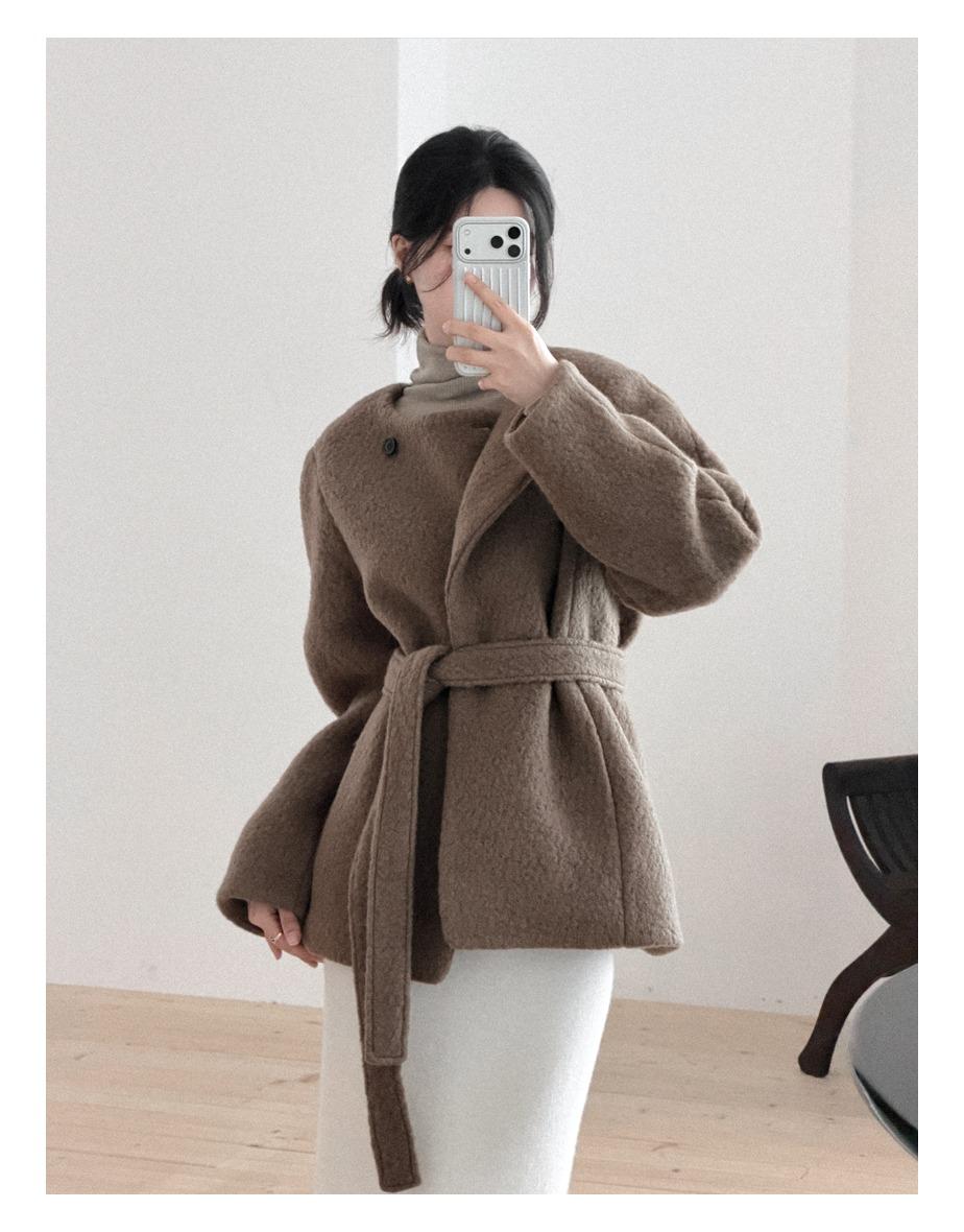 [strap_set] 린 부클 논카라 미디 코트 [모카베이지]