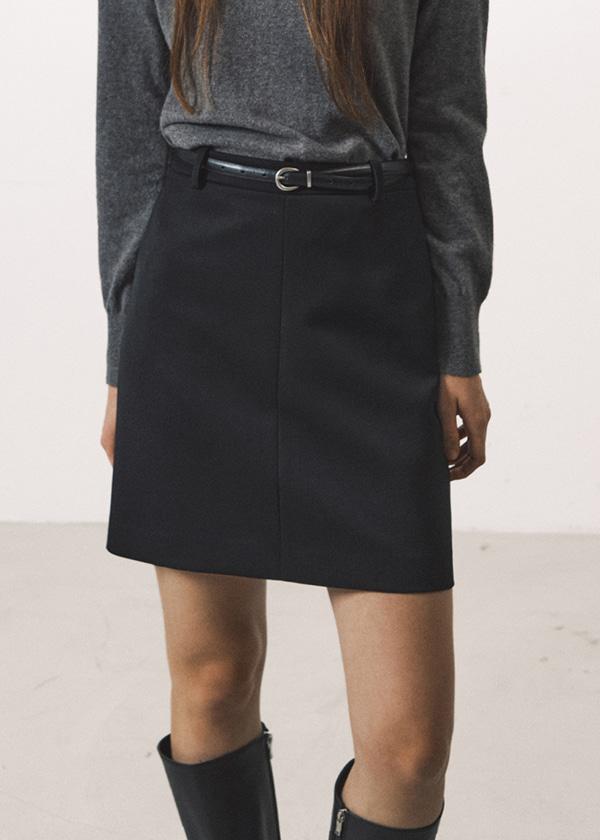 오블리크 백 슬릿 미니 스커트_BLACK