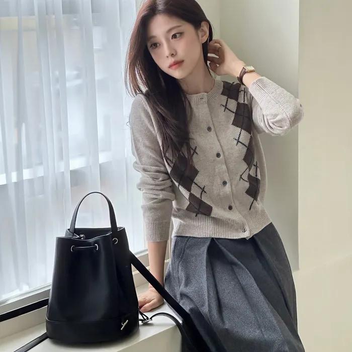 프리미엄 캐시미어 아가일 라운드 가디건_BEIGE