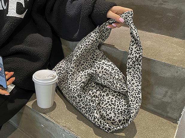 레오파드매듭숄더백