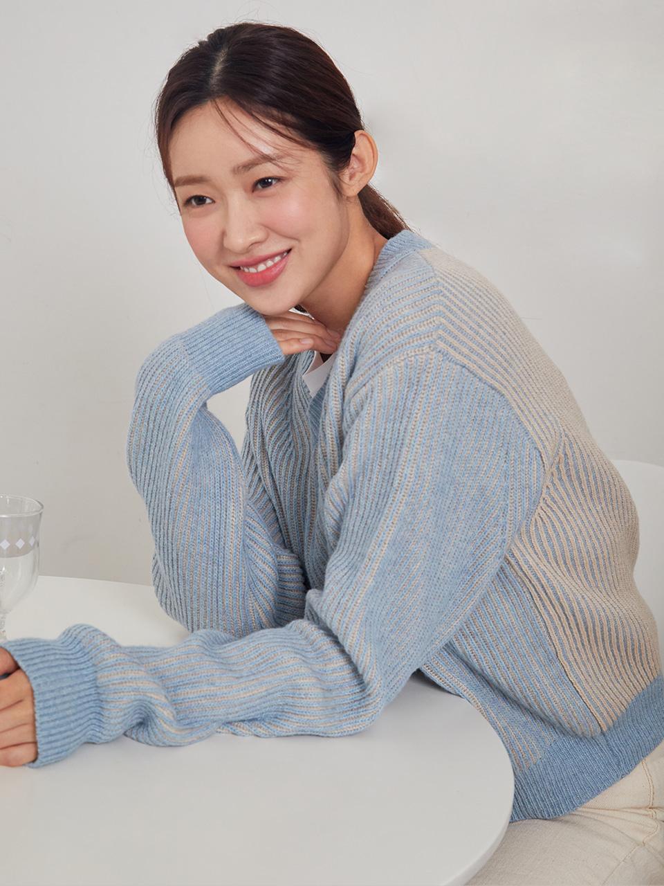 [21CW] 울 배색 브이넥 니트탑_BLUE