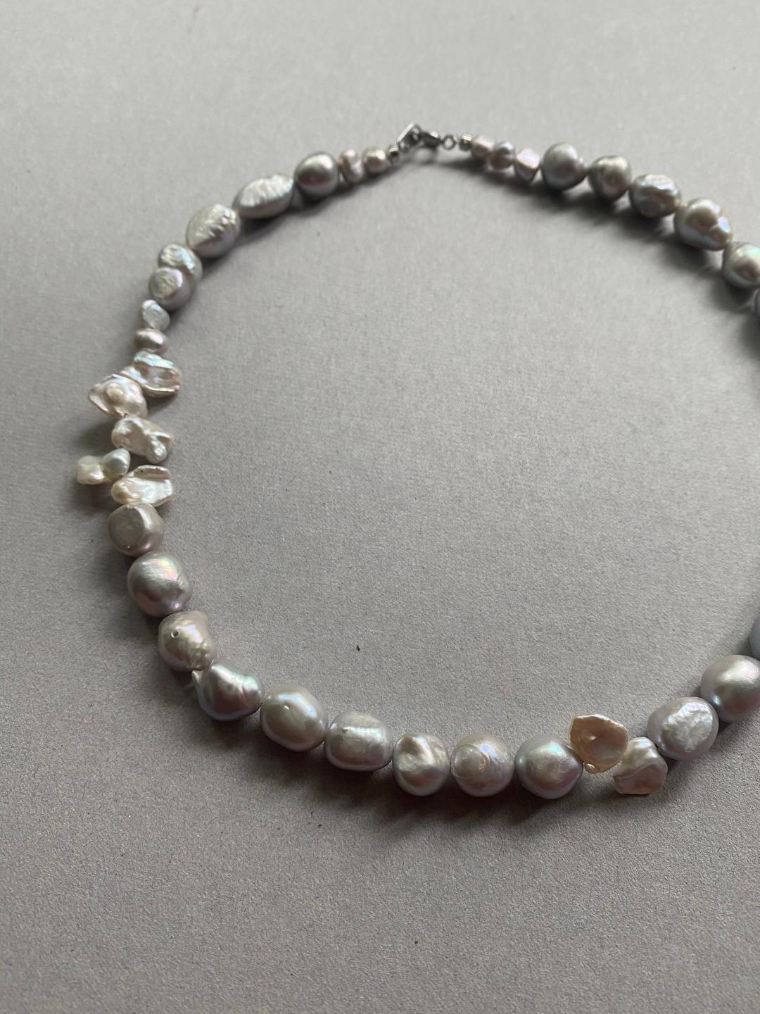 Deep pearl necklace